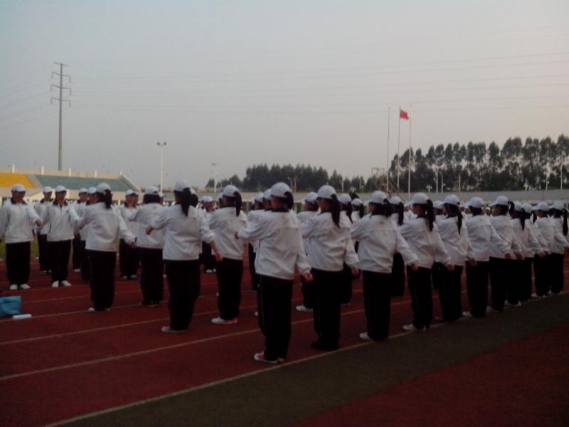 bevictor伟德2012级新生军训系列报道之齐步走.jpg