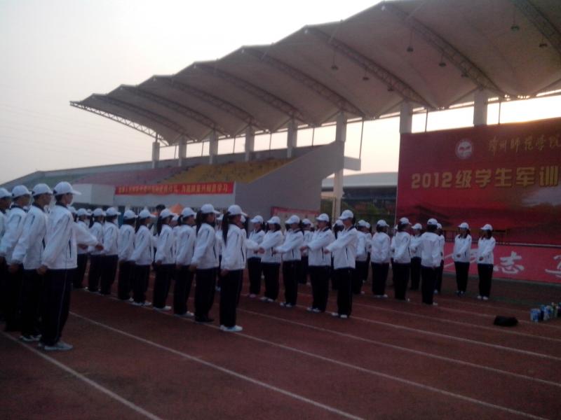bevictor伟德2012级新生军训系列报道之齐步走4.jpg