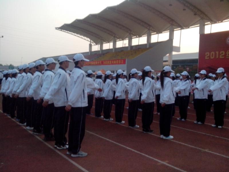 bevictor伟德2012级新生军训系列报道之齐步走2.jpg